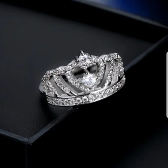 New womens crown Cz ring - Picture 2 of 2